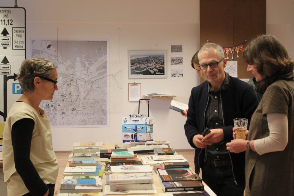 Conversations during the workshop in the main working space intended for testing and developing displays and cartographies, but also for offering a project library and mediathek to the public, December 2015
